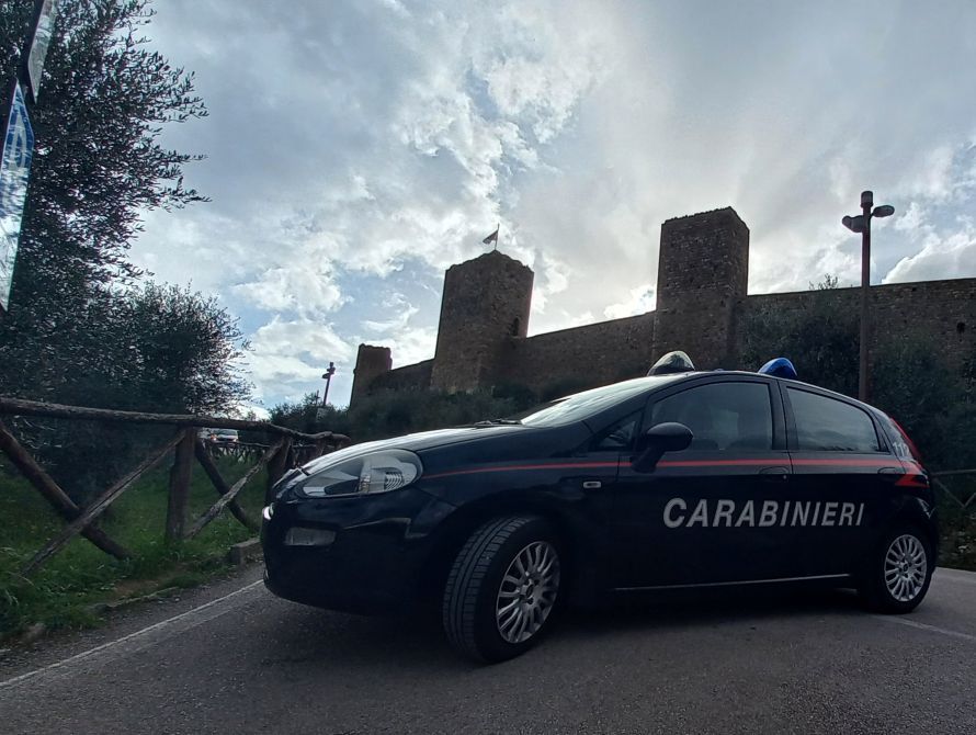 Monteriggioni, incastrato dalle telecamere: viola il divieto di avvicinamento alla madre e finisce ai domiciliari