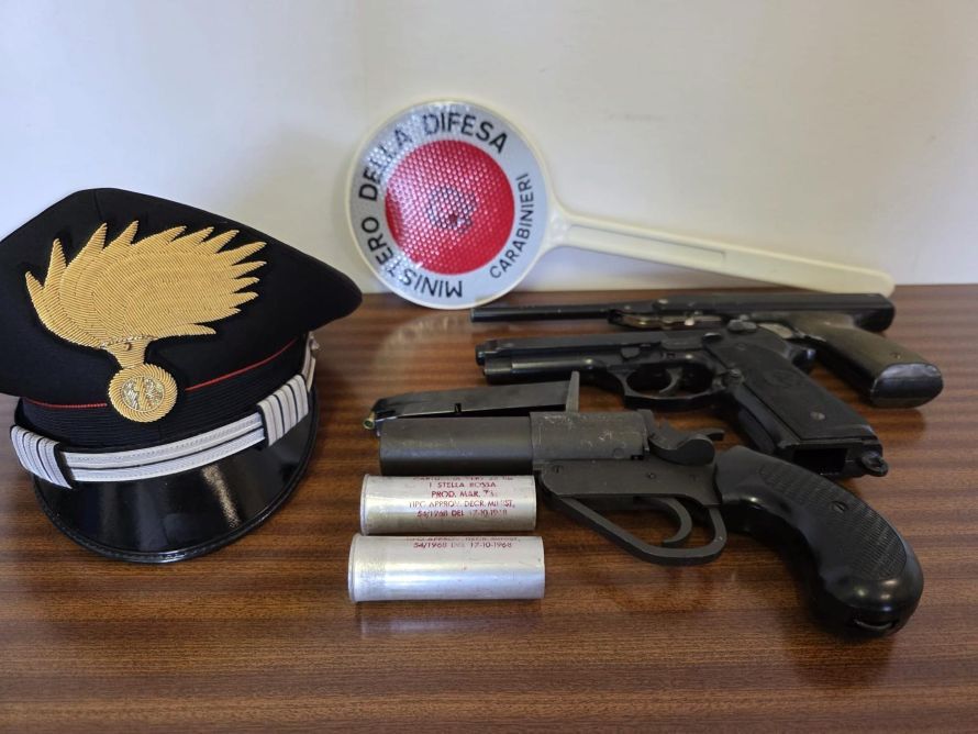 Poggibonsi, faida tra famiglie degenera in violenza: coltellate, una sparatoria e l'assedio. Il blitz dei carabinieri evita il peggio