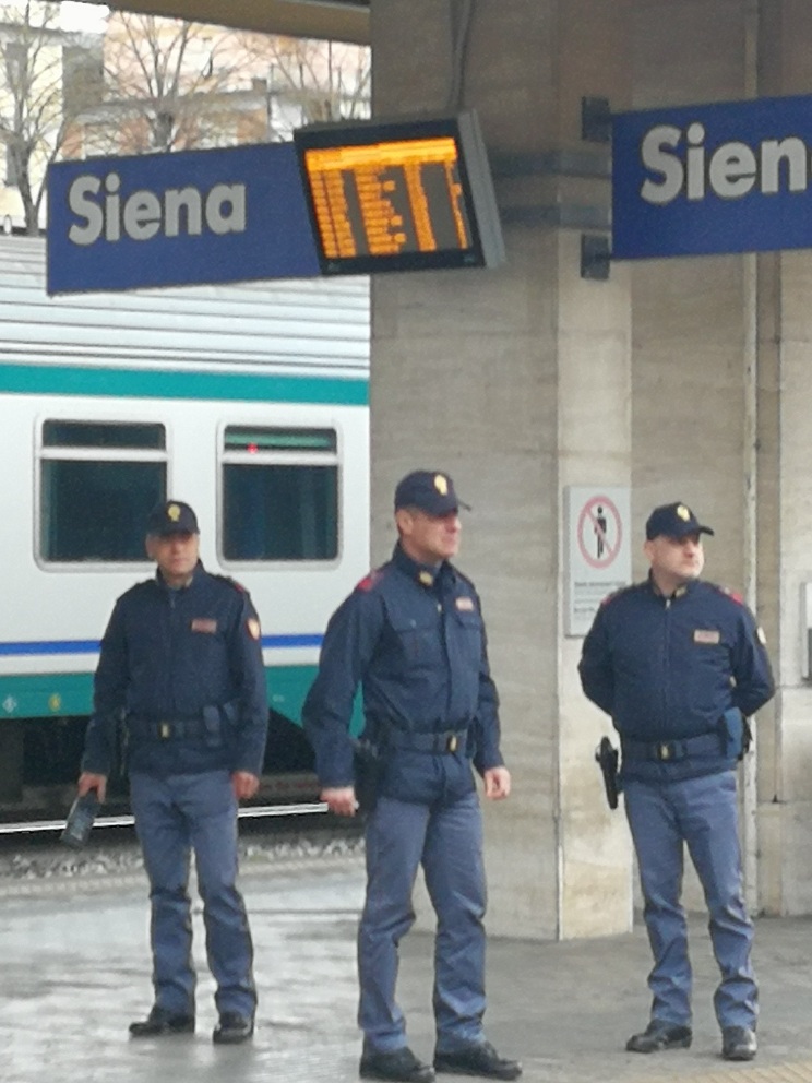 Siena, donna cammina sui binari con intenti suicidi, salvata dalla Polizia