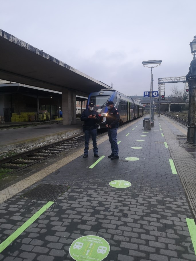 Chiama la Polizia e minaccia un omicidio: bloccato prima di salire sul treno