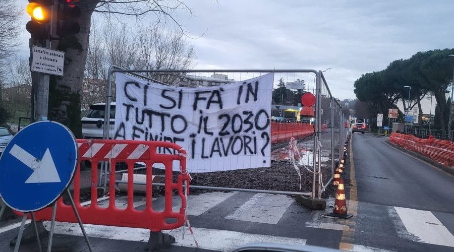 Rabbia per i lavori in viale Marconi: &laquo;Finiremo nel 2030?&raquo;. Spunta lo striscione della discordia