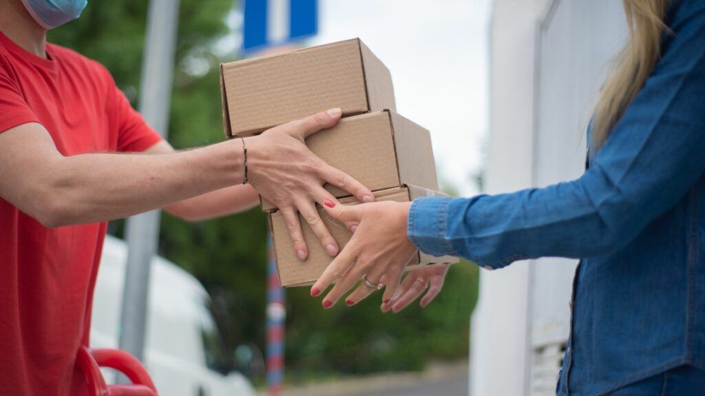 Shopping online, dal 1&deg; luglio in arrivo la tassa sui piccoli pacchi. Quanto si pagher&agrave;?