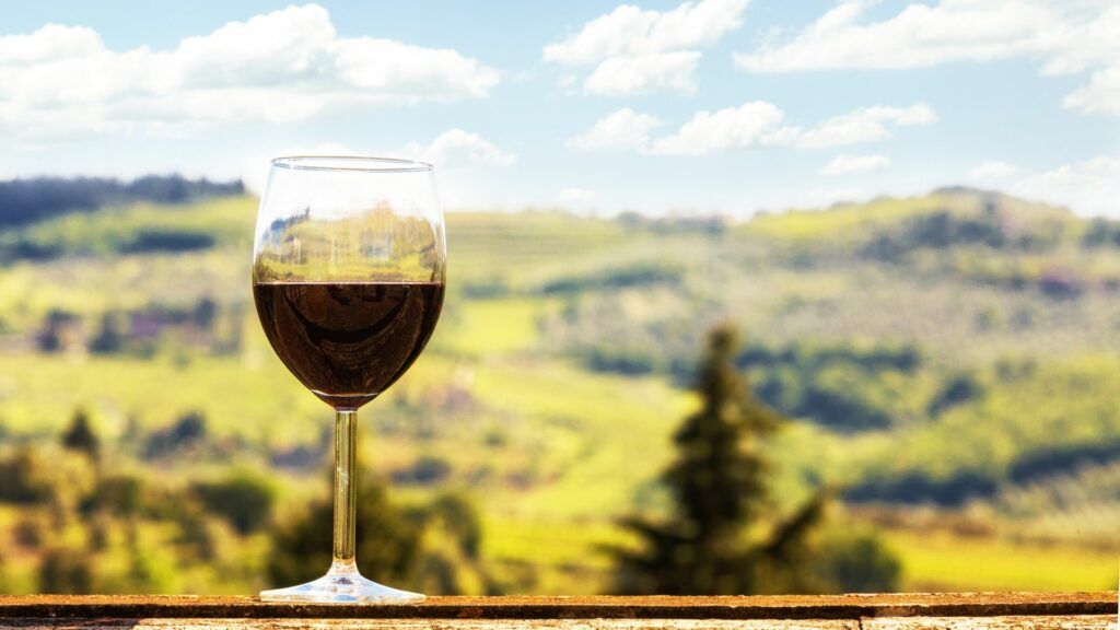 Falso Chianti, oltre 2.500 contenuti illeciti individuati online negli ultimi sei mesi