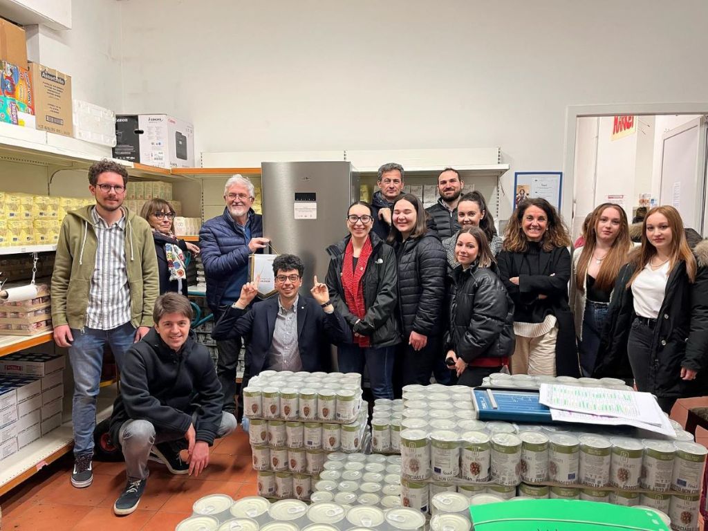 Giovani e solidarietà, donato un nuovo frigorifero all’Emporio
