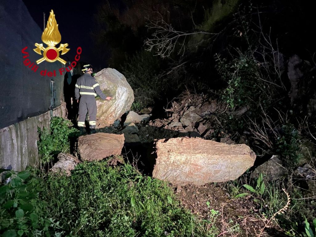 Undici persone evacuate per una frana a Tavarnuzze