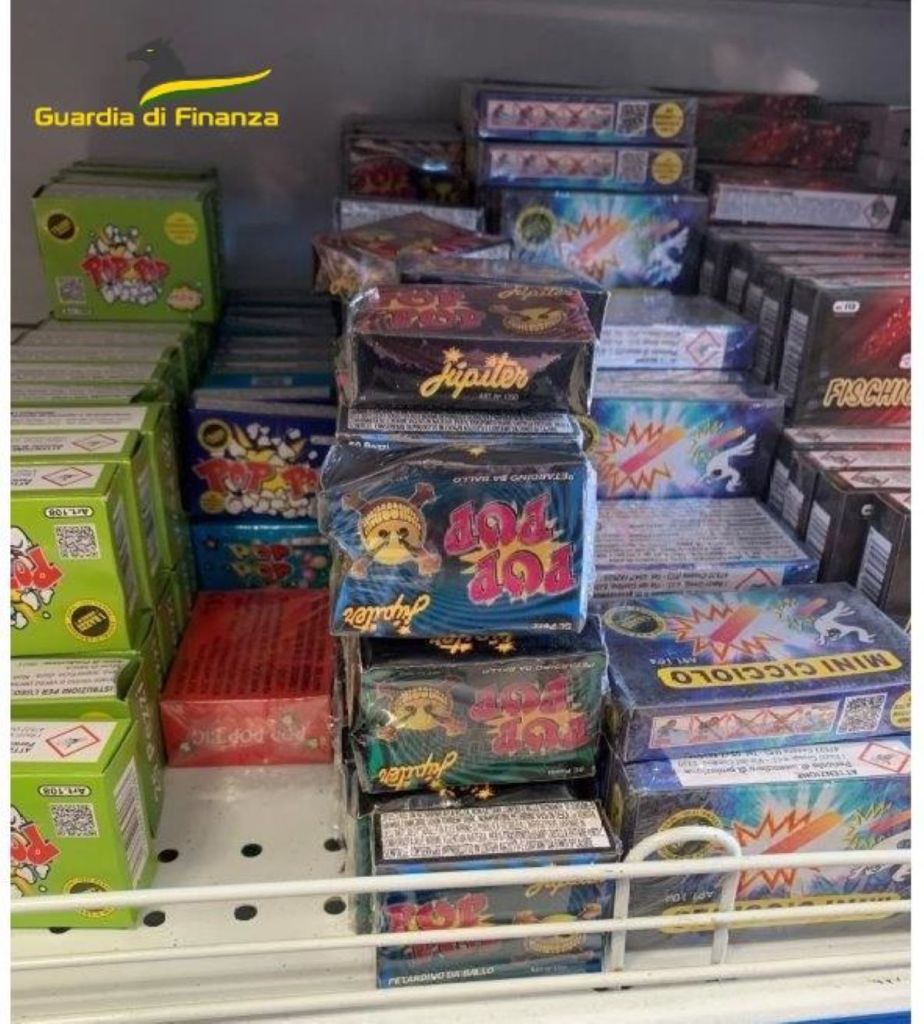 1.700 fuochi d'artificio sequestrati a San Gimignano