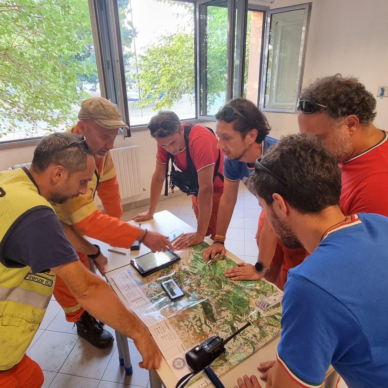Oltre 850 ettari in fiamme: continua a bruciare Massarosa. A11 chiusa e decine di case evacuate. Odore in mezza Toscana