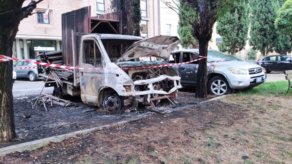 A fuoco un furgone nei pressi della Usl di Poggibonsi 📷