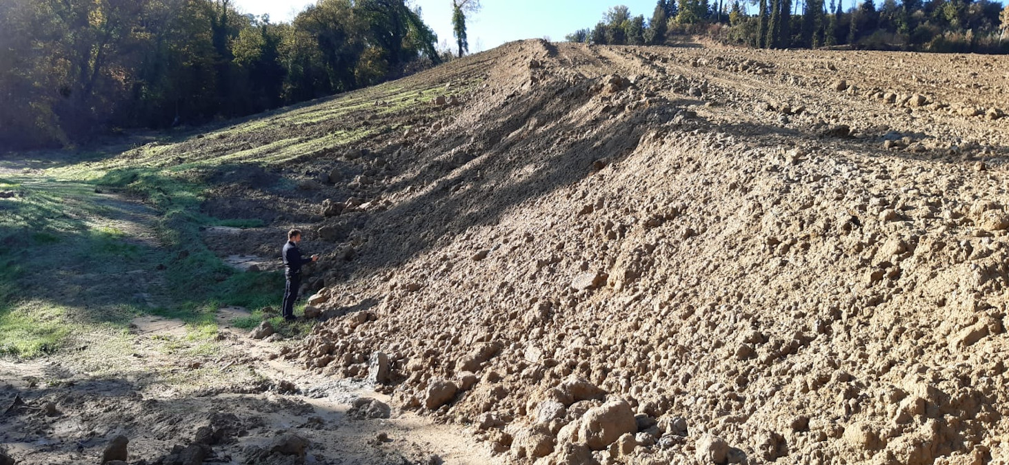 Bosco deturpato da una pista, segnalato il proprietario e multa di 2.700 euro