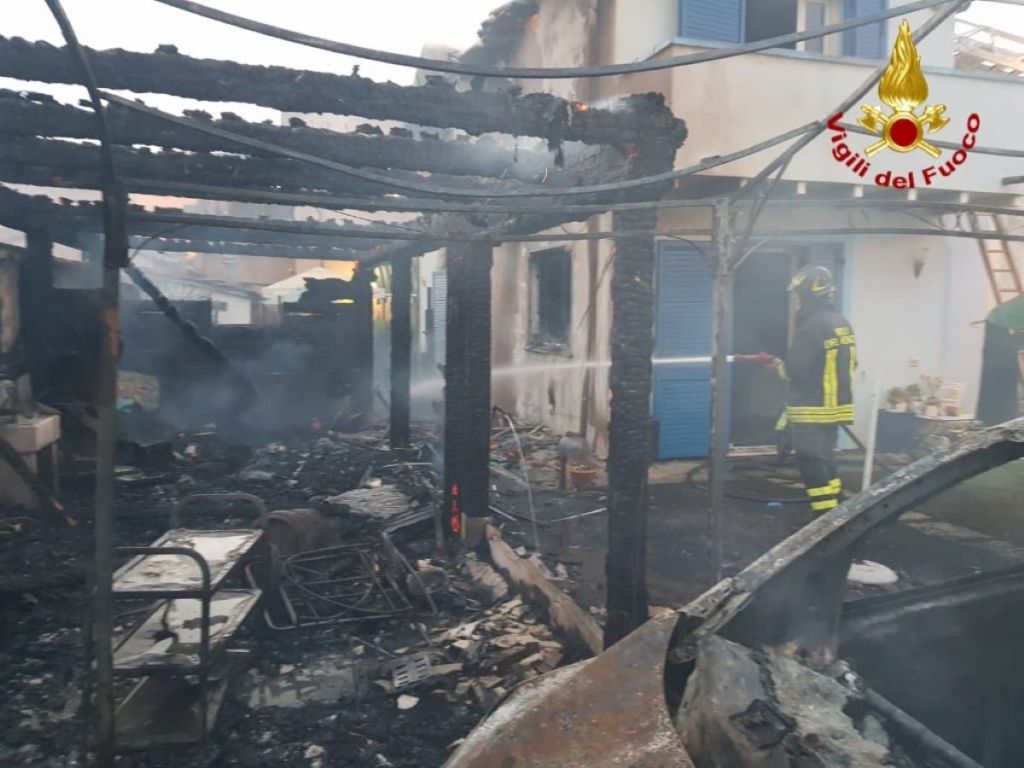 Garage a Donoratico distrutto dalle fiamme
