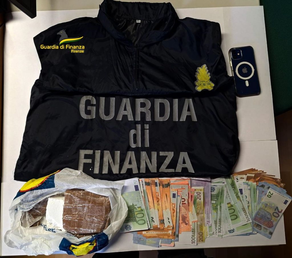 Va in giro con mezzo chilo di coca e 50mila euro: arrestato pregiudicato italiano