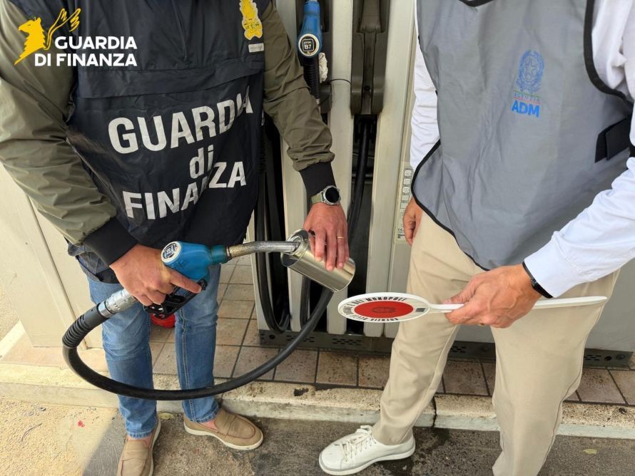 Gasolio "annacquato" e a rischio infiammabilit&agrave;: maxi sequestro di 105mila litri nel senese
