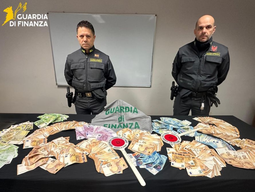 Castelfiorentino: il "tesoro" nel borsone della droga. Sequestrati 140mila euro a insospettabile con il reddito di cittadinanza