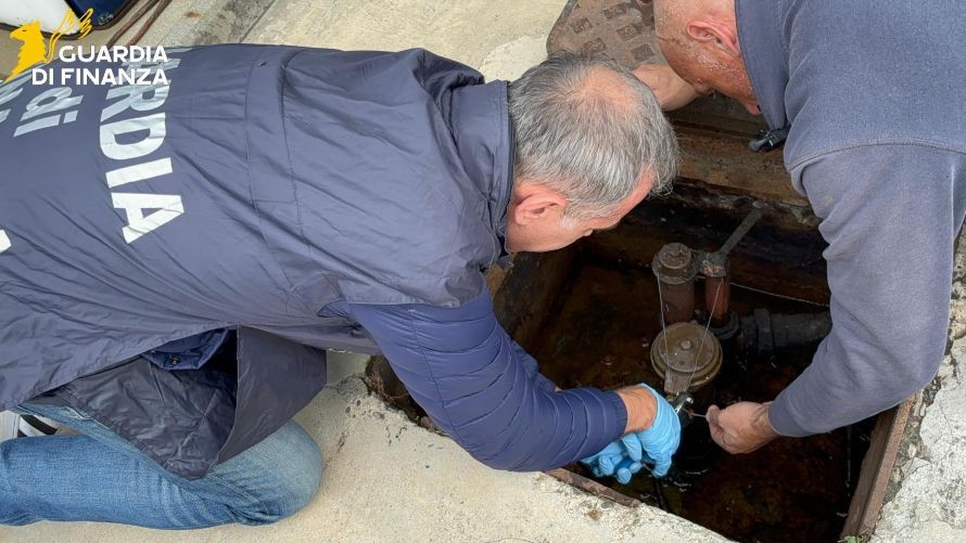Gasolio agricolo nei serbatoi delle auto: maxi frode a Firenze, la Finanza confisca 30mila litri di carburante