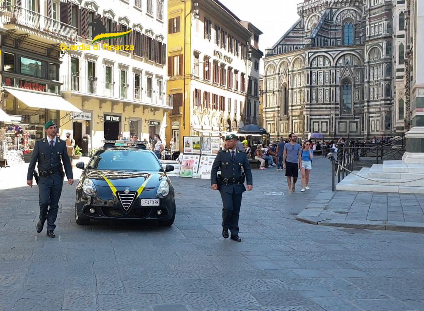 Denunciato falso medico a Firenze, sequestrati 9mila farmaci