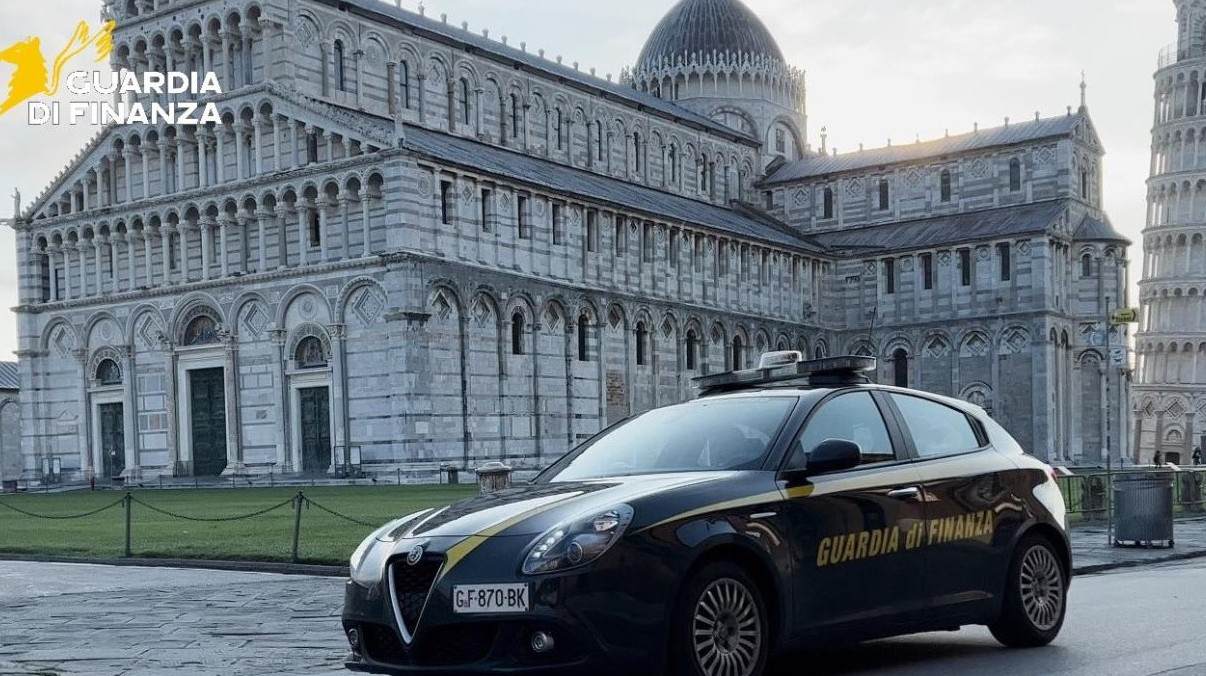 Prendeva congedo ma andava a lavorare in Arabia: la Gdf segnala prof in Val di Cecina