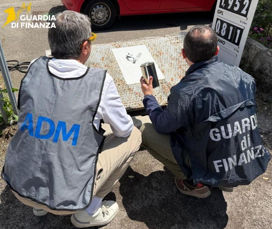 Maxi sequestro di gasolio: oltre 23 milioni di litri di carburante non a norma. Indagine partita da Siena