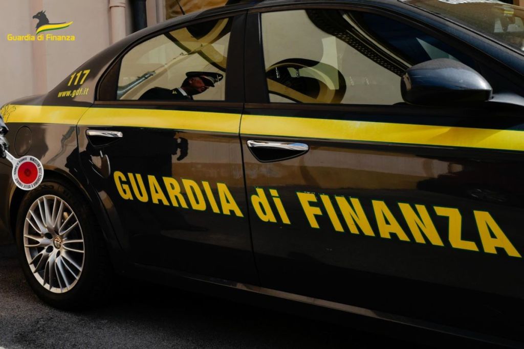 Scoperta fabbrica di cocaina a San Gimignano: la Gdf sequestra 20 kg di droga e arresta due persone