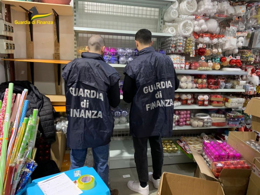 10mila addobbi sequestrati dalla Gdf a Colle