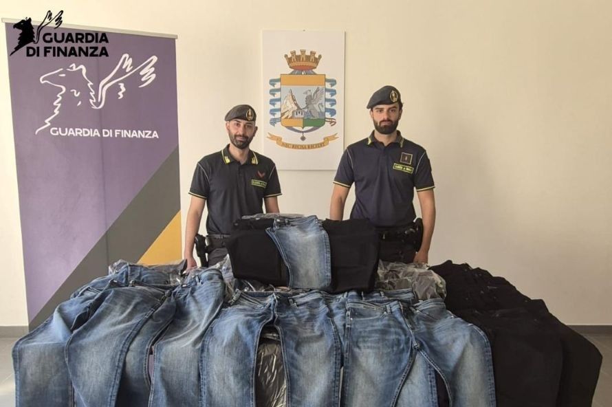 Valdelsa, vendeva in negozio i jeans rubati a Milano: maxi sequestro della Guardia di Finanza