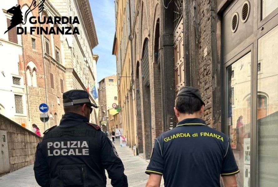 Controlli straordinari a Siena, 35 violazioni tra Camollia e Pantaneto: scoperti lavoratori in nero e irregolarit&agrave; nei negozi