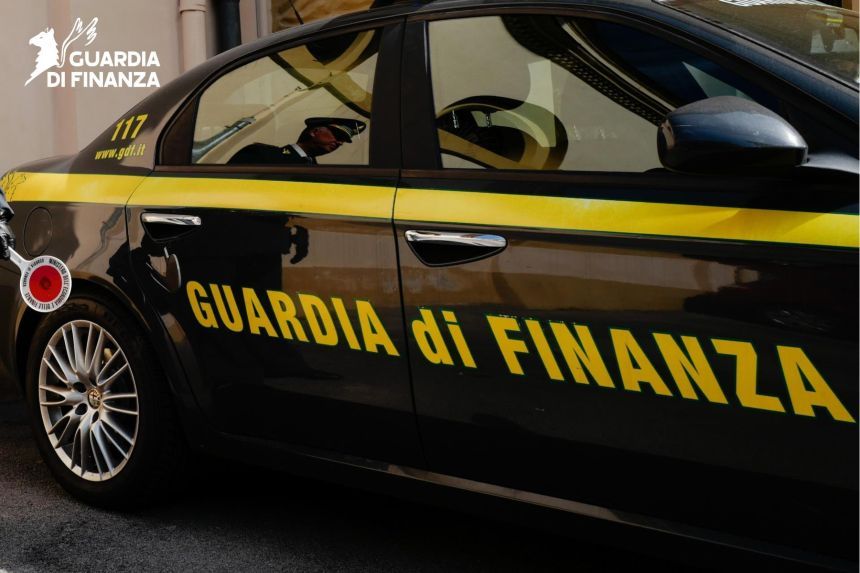 Prato, maxi sequestro in Chinatown: 65mila articoli contraffatti e griffe false