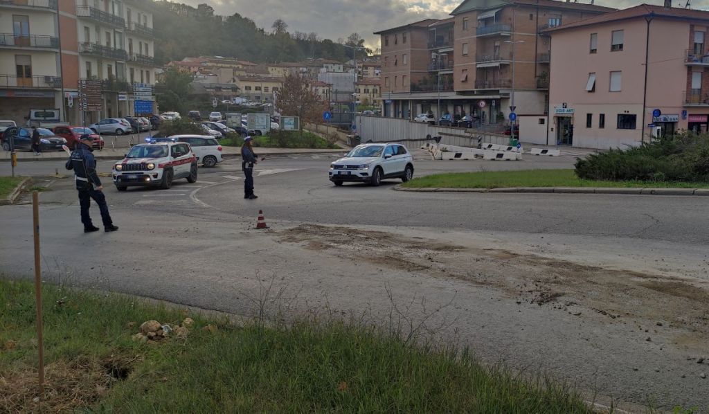 Camion perde ghiaia e cemento, disagi in largo Campidoglio