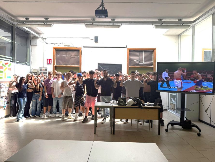 &laquo;Sul ring insegniamo la vita, l'integrazione e il no al bullismo&raquo;: il maestro Gian Marco Giachi conquista gli studenti del Roncalli