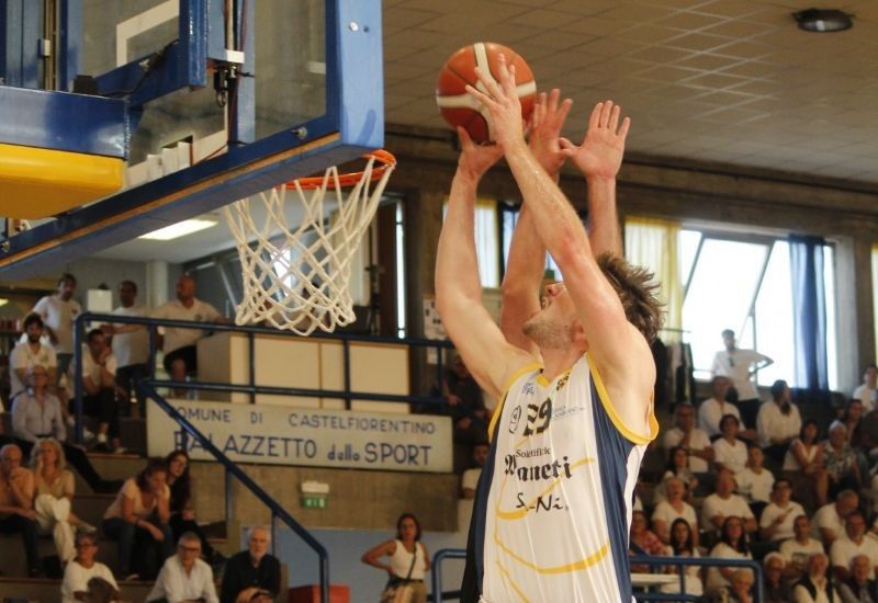 Basket, San Vincenzo vince e pareggia la serie. Sabato al PalaBetti la "bella" per la finale
