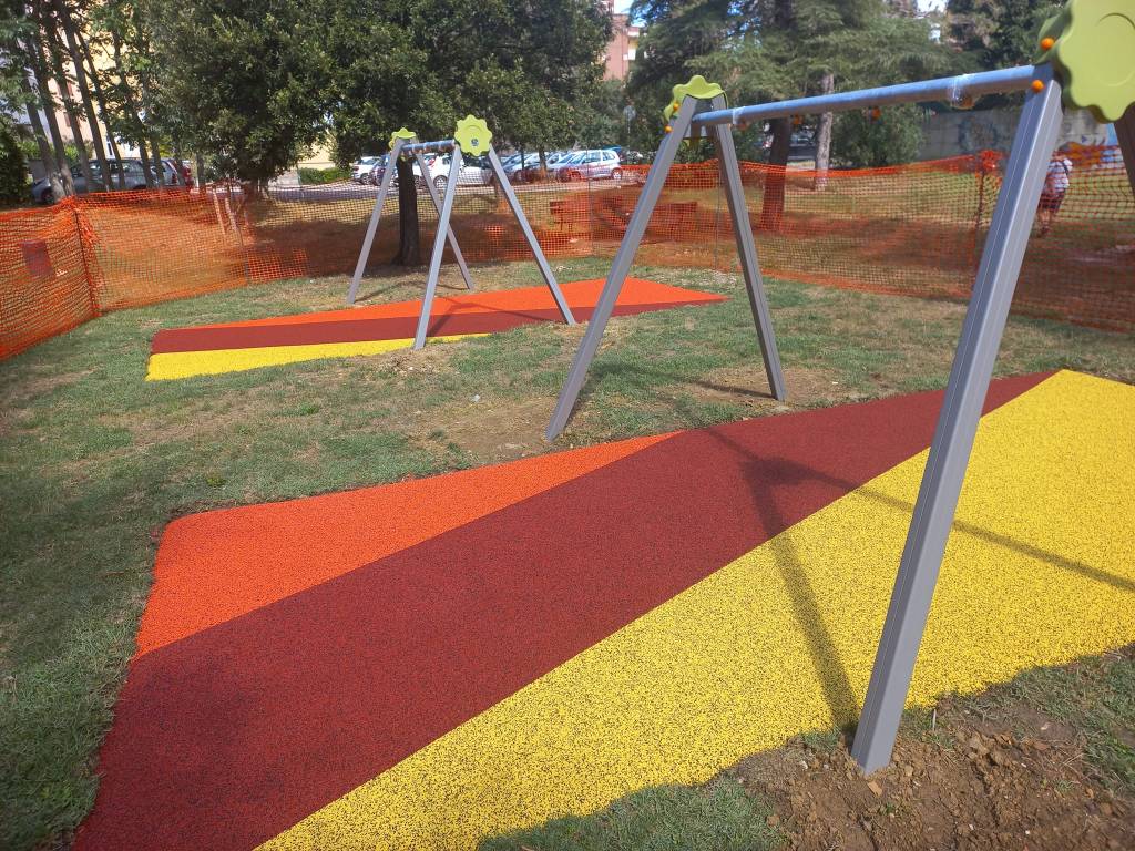 Poggibonsi, nuovi giochi nei giardini di via Ancona