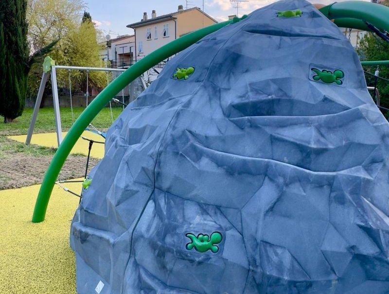 Empoli, nuova area giochi ricostruita ai giardini di via Pier della Francesca: inaugurazione in vista