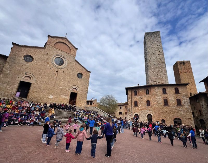 Autismo e inclusione: le scuole di San Gimignano si danno appuntamento in Piazza Duomo per un momento artistico collettivo   