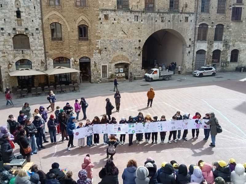 San Gimignano: scuole in Piazza Duomo con l&rsquo;Arcobaleno dei talenti per sensibilizzare tutti sull&rsquo;autismo
