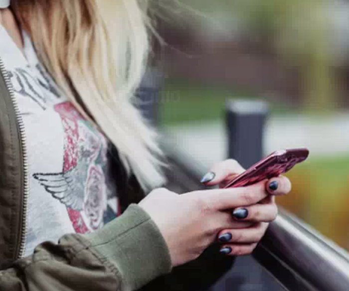Cellulari vietati in classe anche alle superiori: la nuova circolare di Valditara
