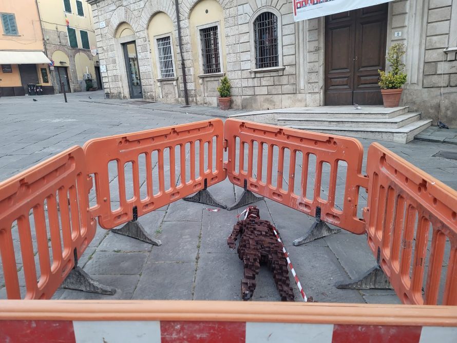 Omino di ferro "investito" e danneggiato in piazza Cavour a Poggibonsi