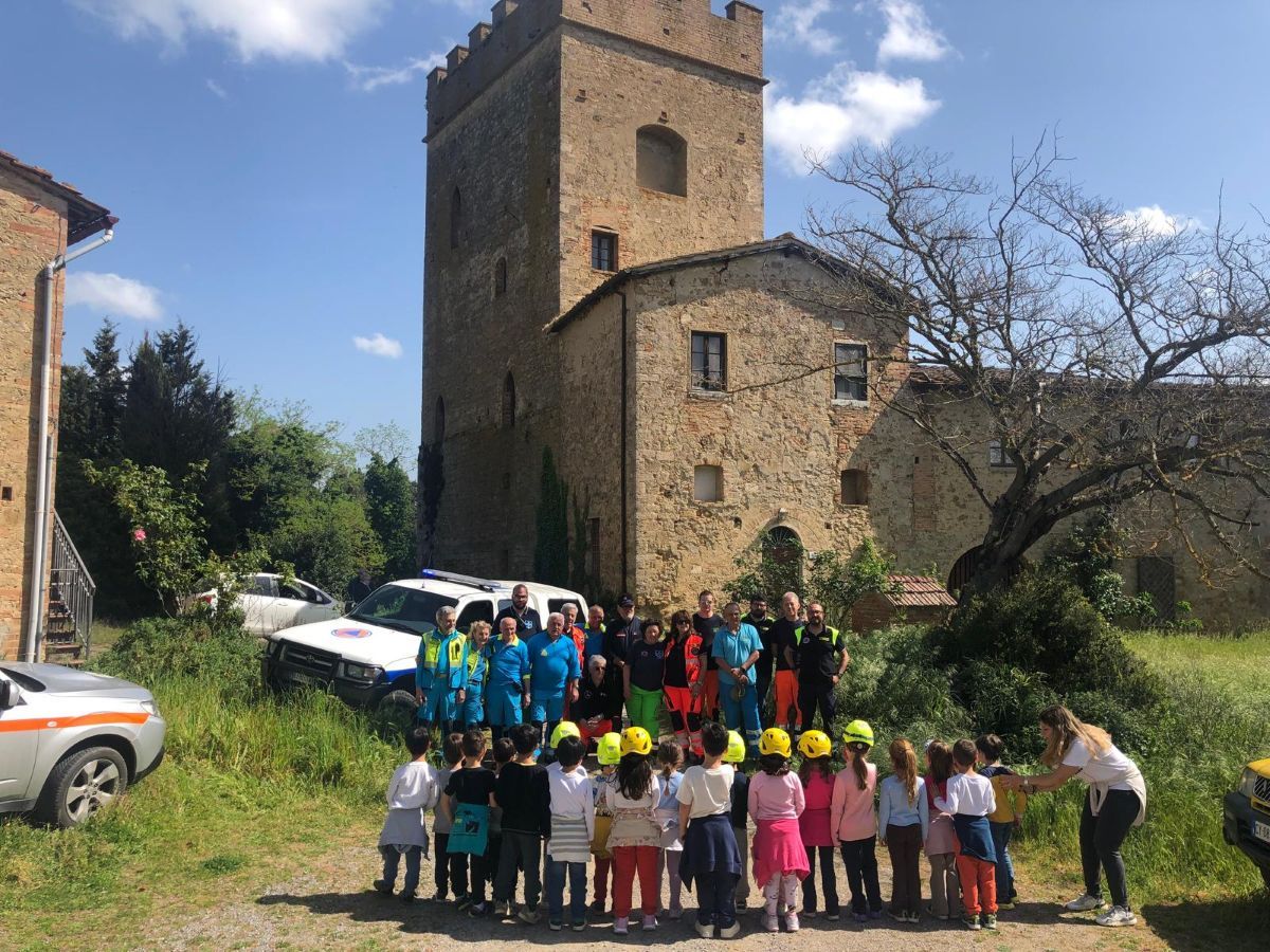 Educazione stradale e soccorso: l'entusiasmo dei bambini di Luco alla scoperta della Protezione Civile