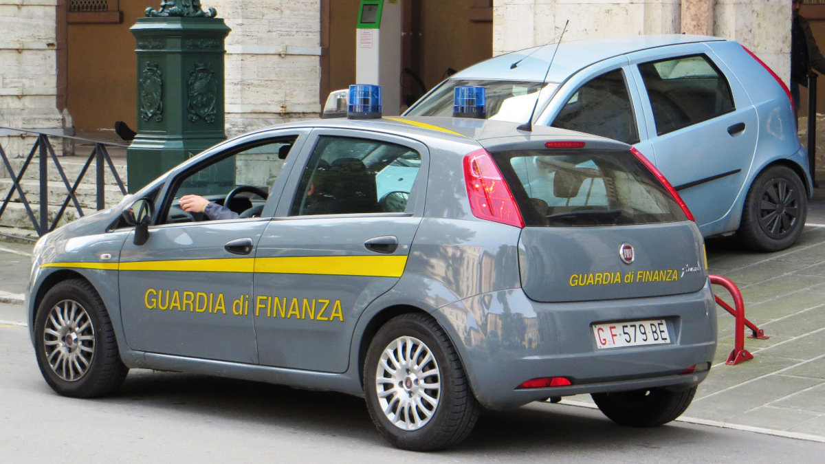Firenze, truffa con i voli di aerotaxi: frodati oltre 3 milioni di euro