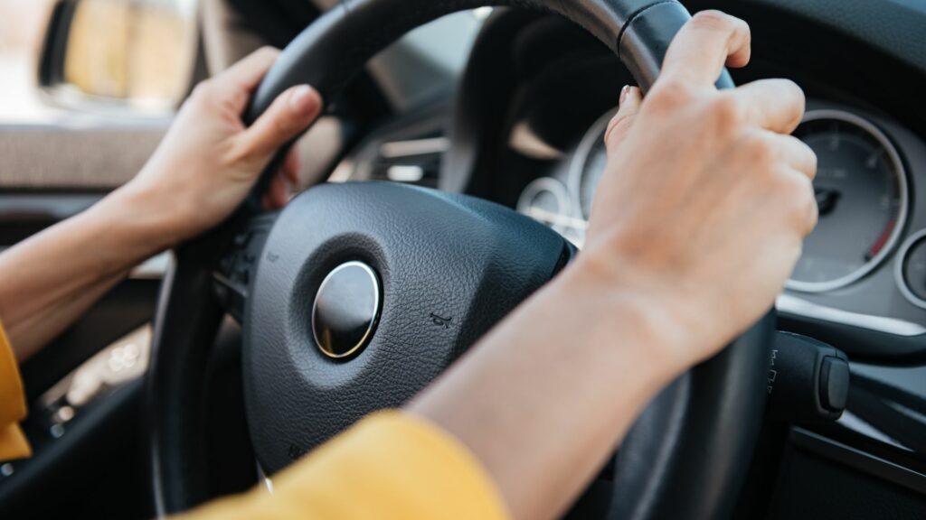 Codice della strada, c’è l’ok della Camera: pugno duro su cellulari e alcol, ecco le novità