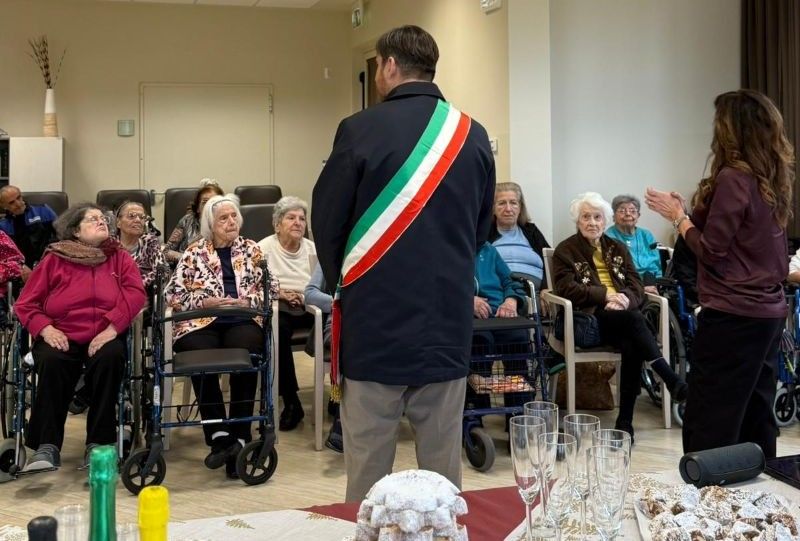 Auguri, sorrisi e commozione. Il sindaco Roberto Ciappi festeggia con gli ultranovantenni della Rsa Villa San Martino