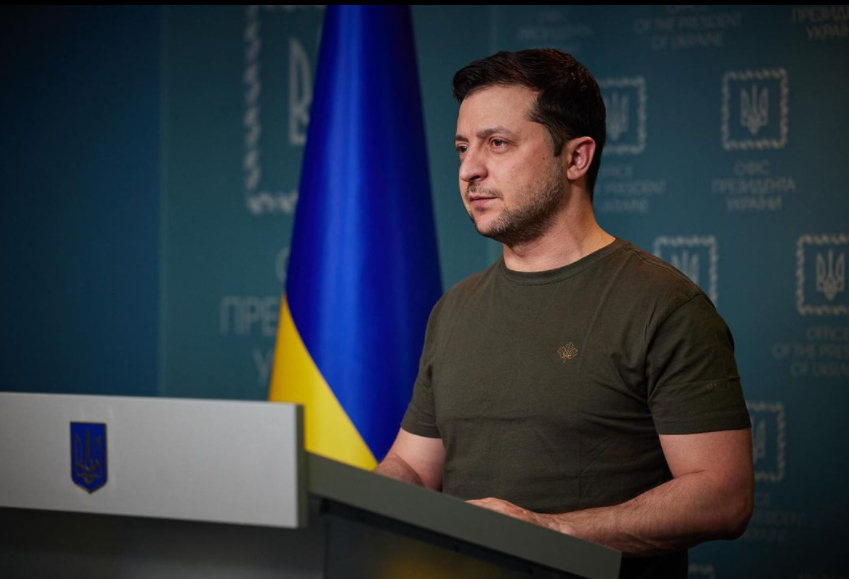 Ucraina, delegazione russa: “Kiev propone neutralità sul modello Svezia”. A Mariupol bombardato teatro rifugio per sfollati