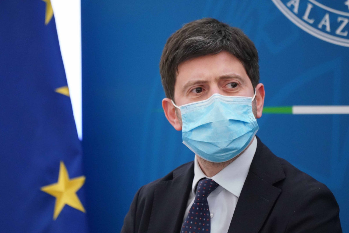 Covid, Speranza: “Finisce stato d’emergenza, ma il virus non scompare”