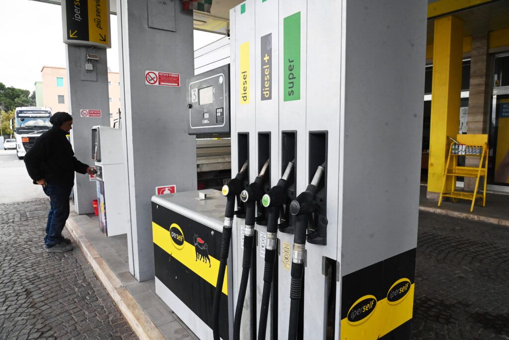 Carburanti, l&rsquo;allarme di Federpetroli: &ldquo;Il diesel &egrave; finito&rdquo;. Benzina verso i 2,50 euro al litro