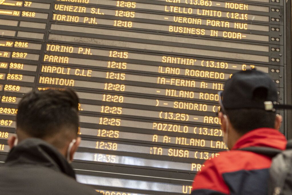 Oggi sciopero generale: si fermano treni, scuole e non solo. Manifestazioni in tutta Italia