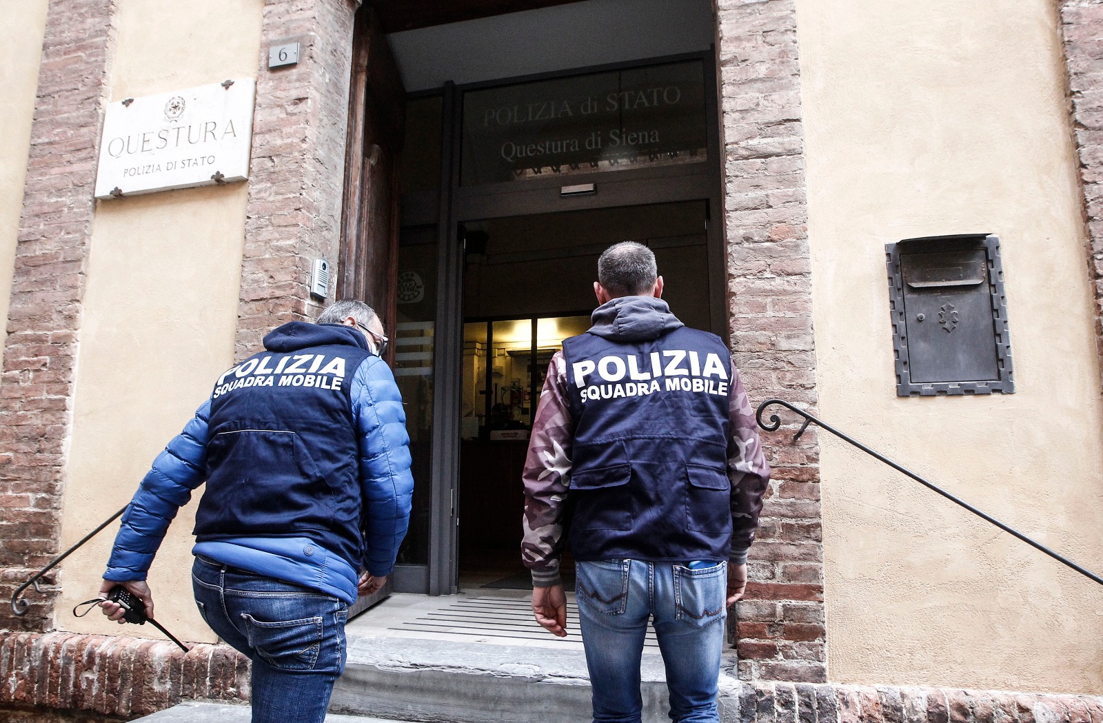 Siena, arrestati due cittadini tunisini trovati con un etto di eroina e 1600 euro in contanti