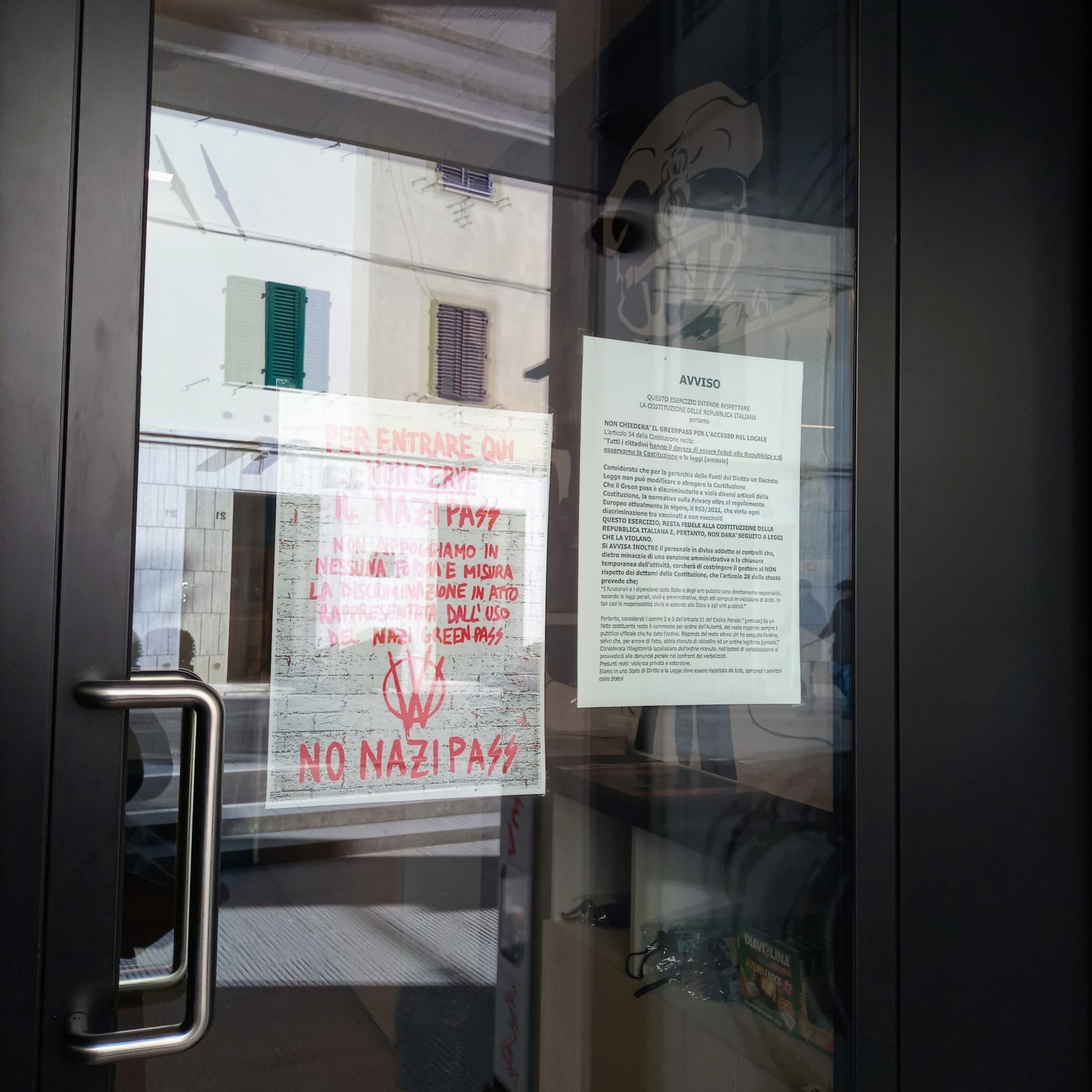 Tabaccheria di Colle no greenpass: «Non lo chiediamo a chi entra»
