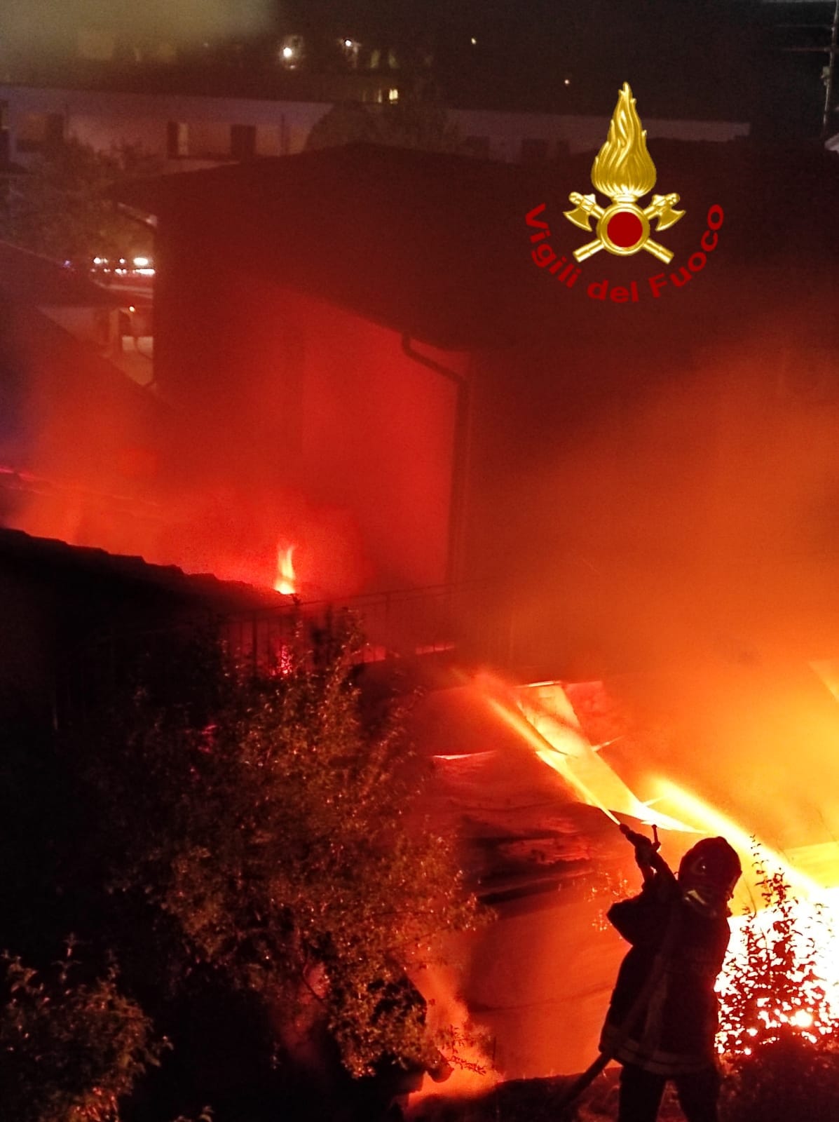 A fuoco fabbrica di scarpe, paura a Chiusi