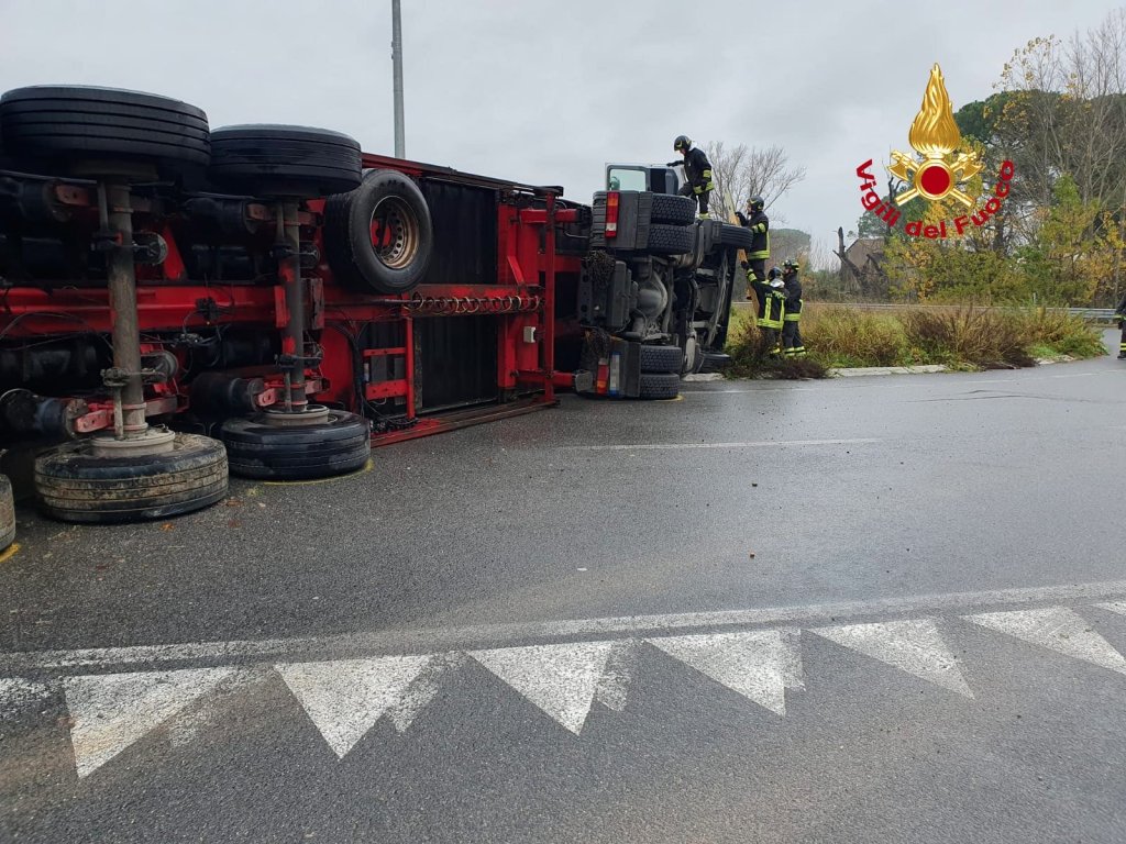 Camion si ribalta, disagi sulla sr429