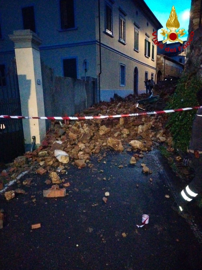 Crolla un muro a Rosignano, paura nella notte