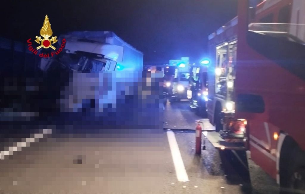 Scontro tra 3 Tir in A1, muore 64enne