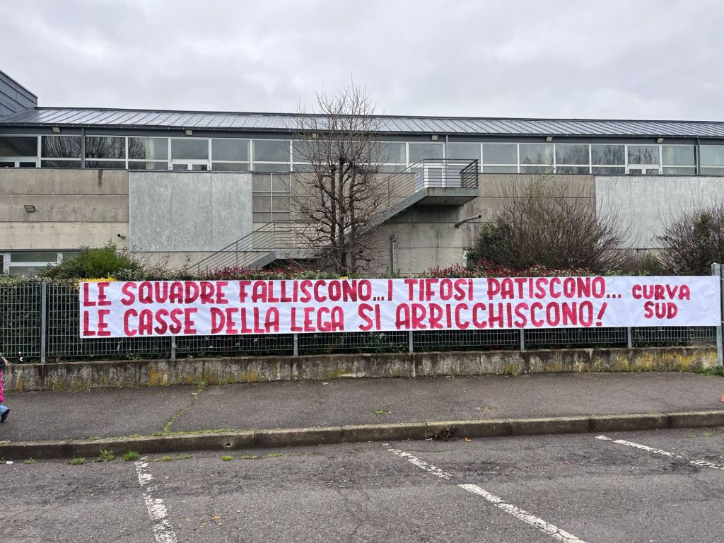 Arezzo - Milan Futuro: scatta la protesta dei tifosi amaranto in difesa del “calcio di provincia